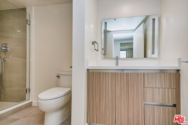 Building Photo - 328 N Maple Dr