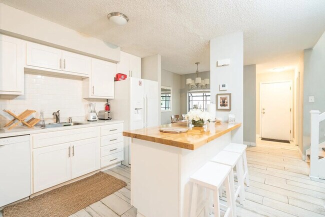 Building Photo - 2000 Quiet Stream Dr