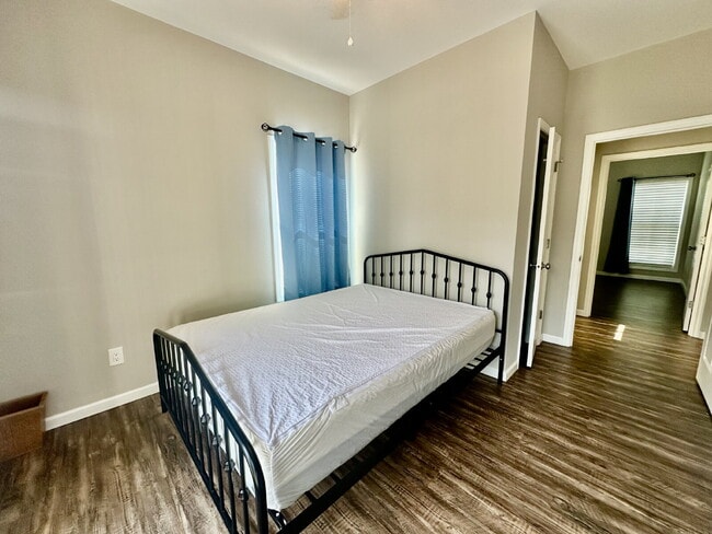 Building Photo - Two Bedroom Apartment in the Heart of the Bluffton Promenade!
