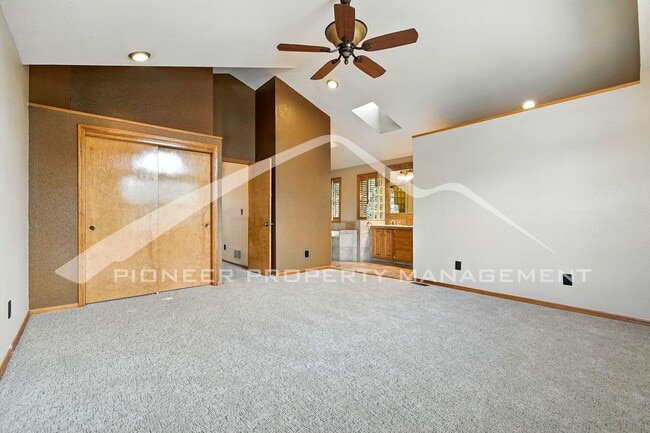 Building Photo - Stunning Home with Central AC and 2-Car Ga...