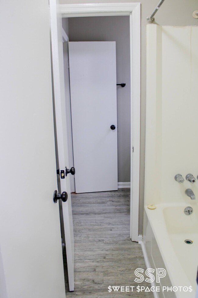 Building Photo - Travis