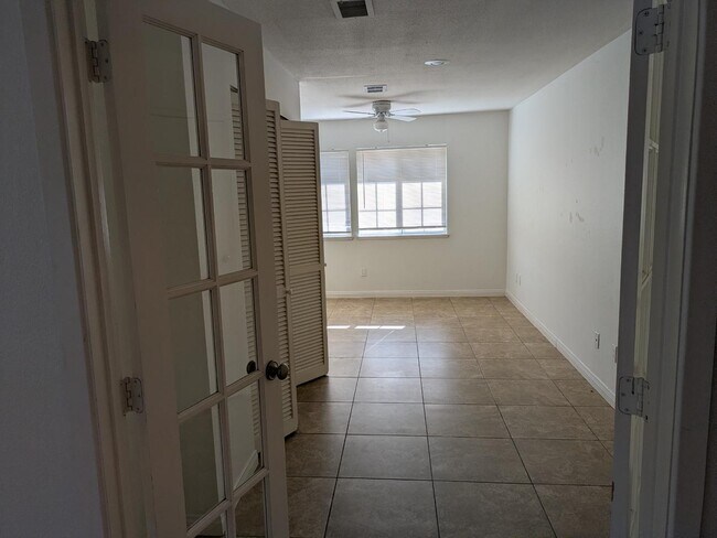 Building Photo - 8730 Sandhill Dr