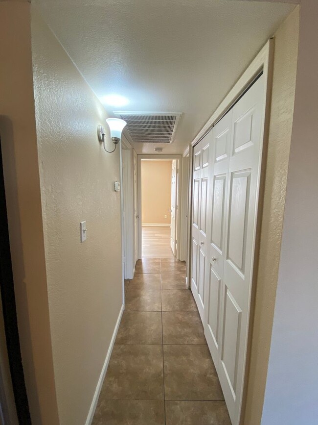 Building Photo - Phoenix 2 Bed 2 Bath Condo Near Airport an...