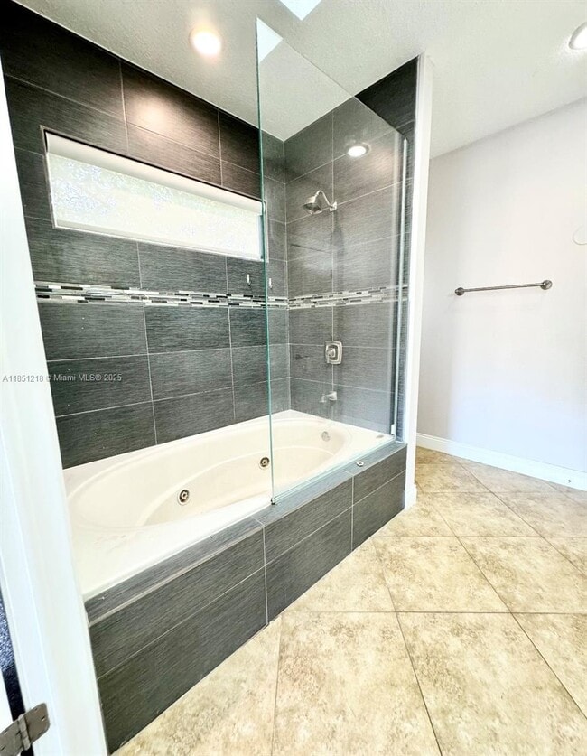 Building Photo - 120 Hombre Cir