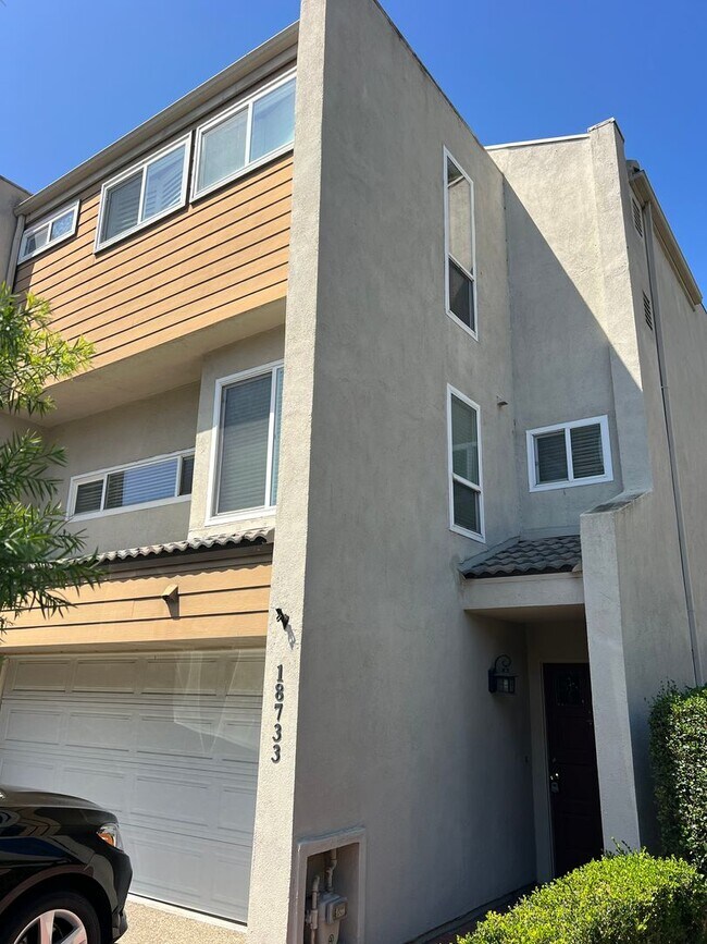 Building Photo - Tri-Level 2bed 2.5 bath Huntington  Beach Condo