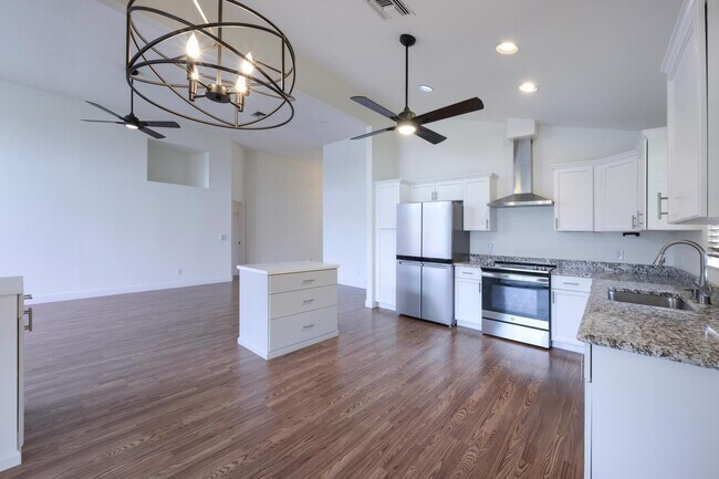 Building Photo - 2843 SW Mariposa Cir