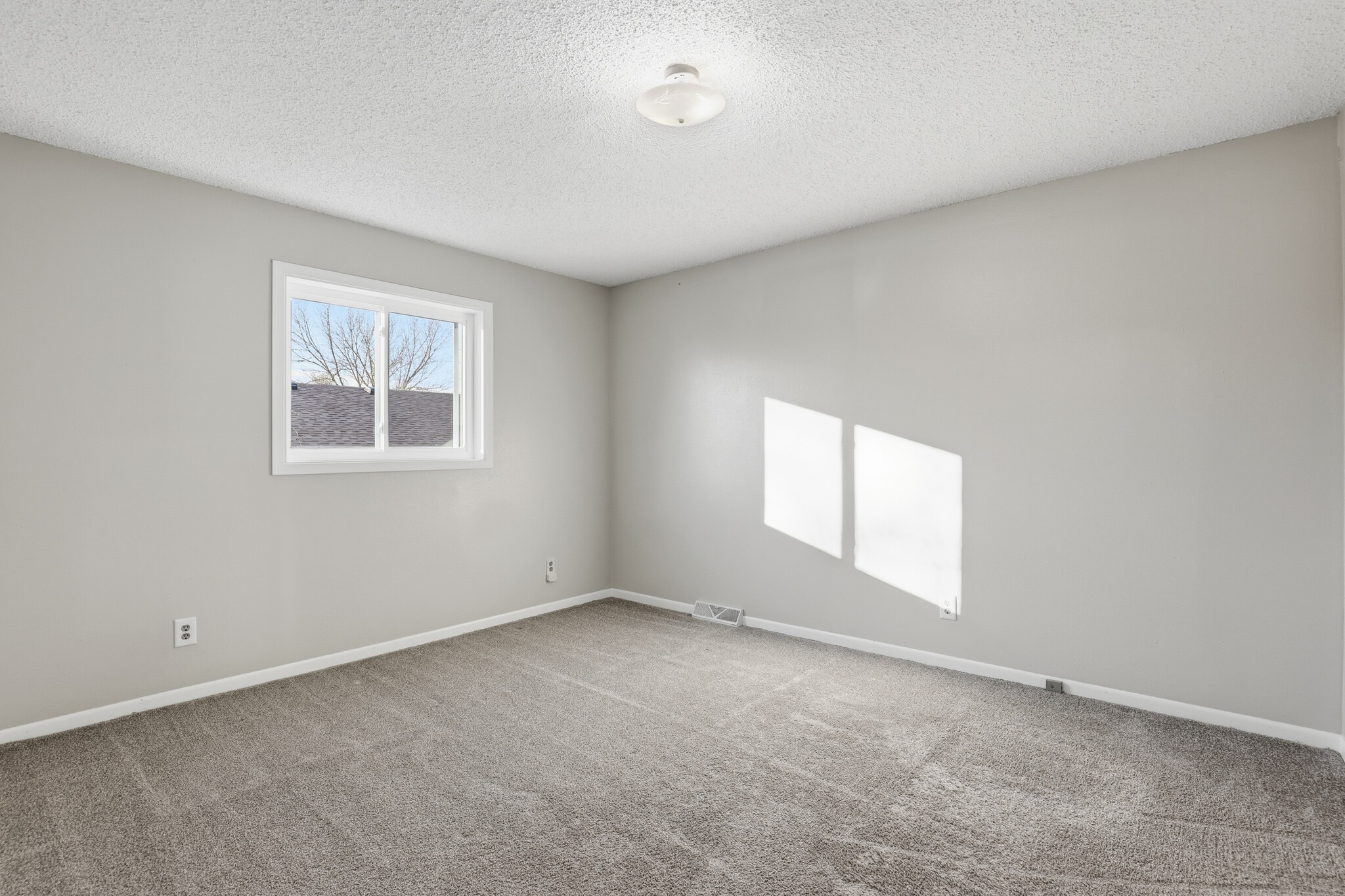 Building Photo - 1731 Sharp Dr