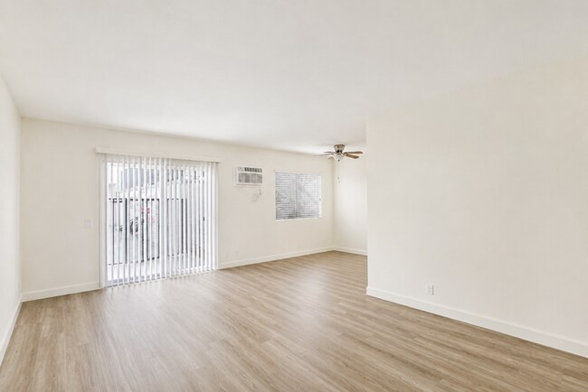 Building Photo - 5931 Reseda Blvd