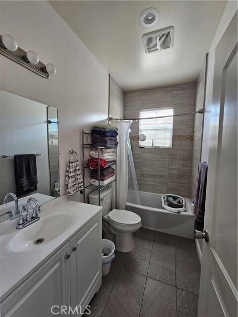 Building Photo - 1036 W Fernleaf Ave