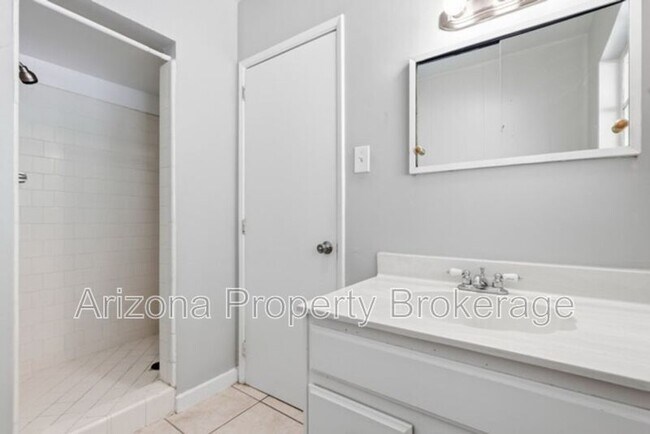 Building Photo - 4640 E Oak St
