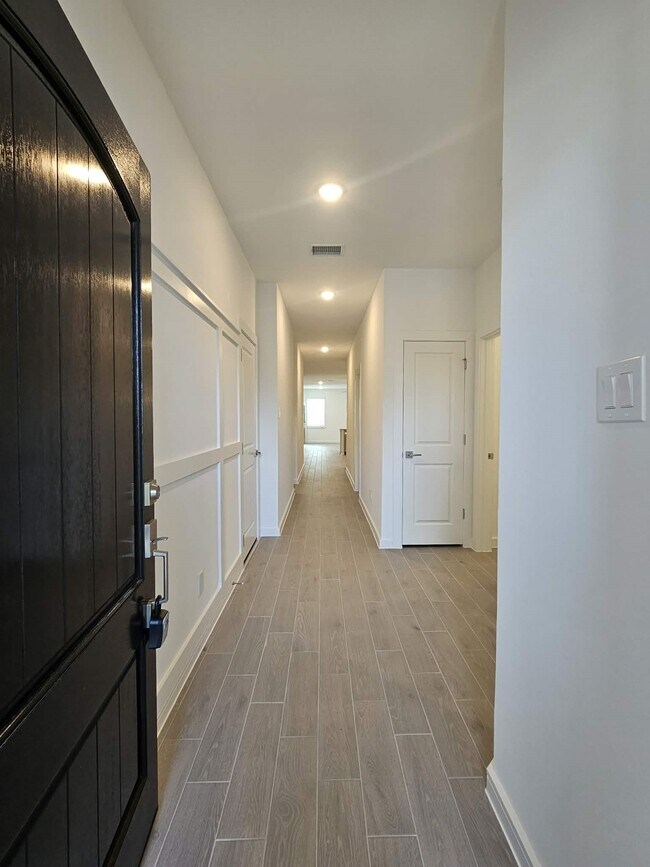 Building Photo - 8338 Bay Oaks Dr