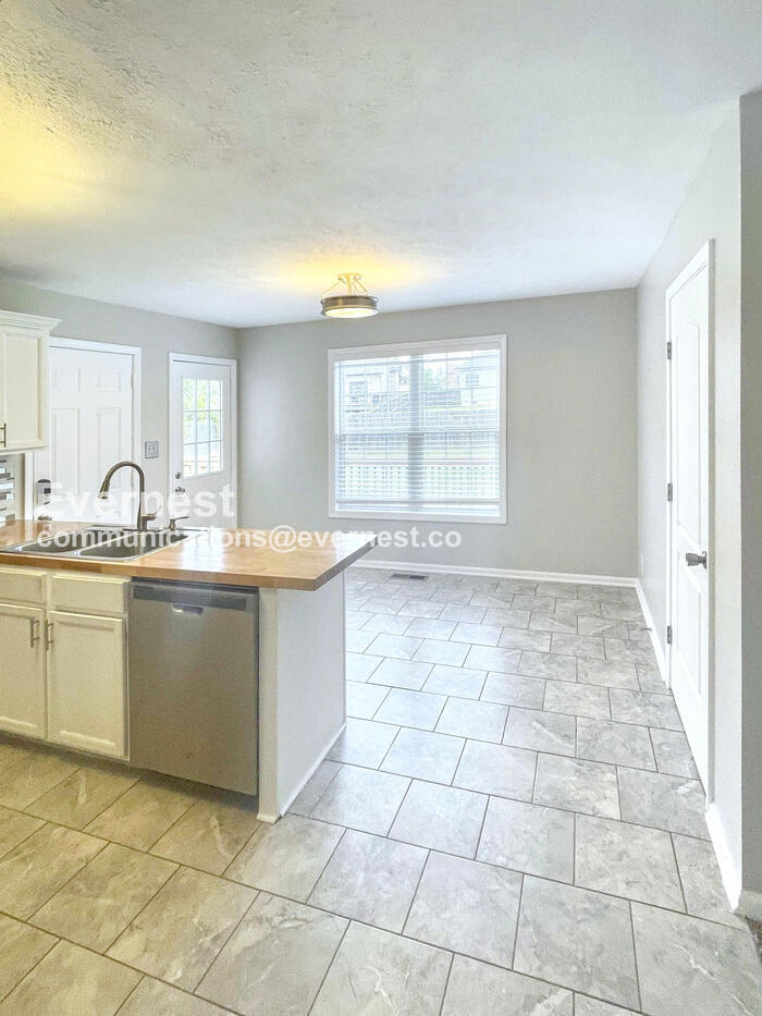 Building Photo - 1533 Apache Way