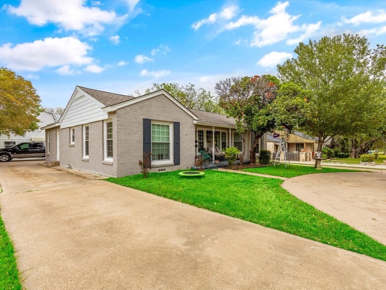 Building Photo - 3508 W Biddison St