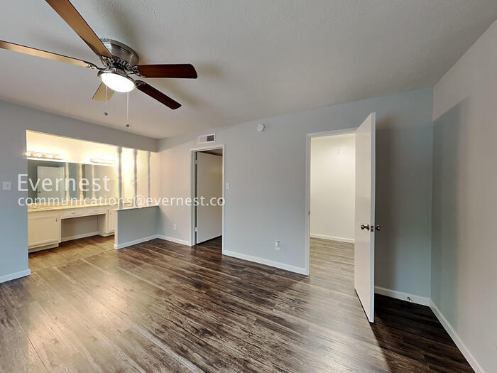 Building Photo - 2117 Newbury Dr