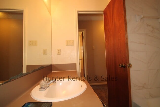 Building Photo - Country Trails Three Bedroom