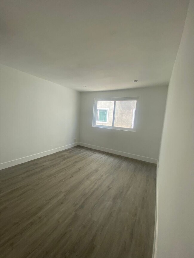 Building Photo - Top Floor 2bed2bath Apartment in Koreatown