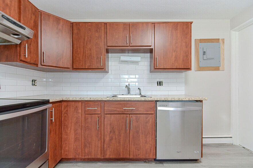 Building Photo - 4 Colonial Village Dr