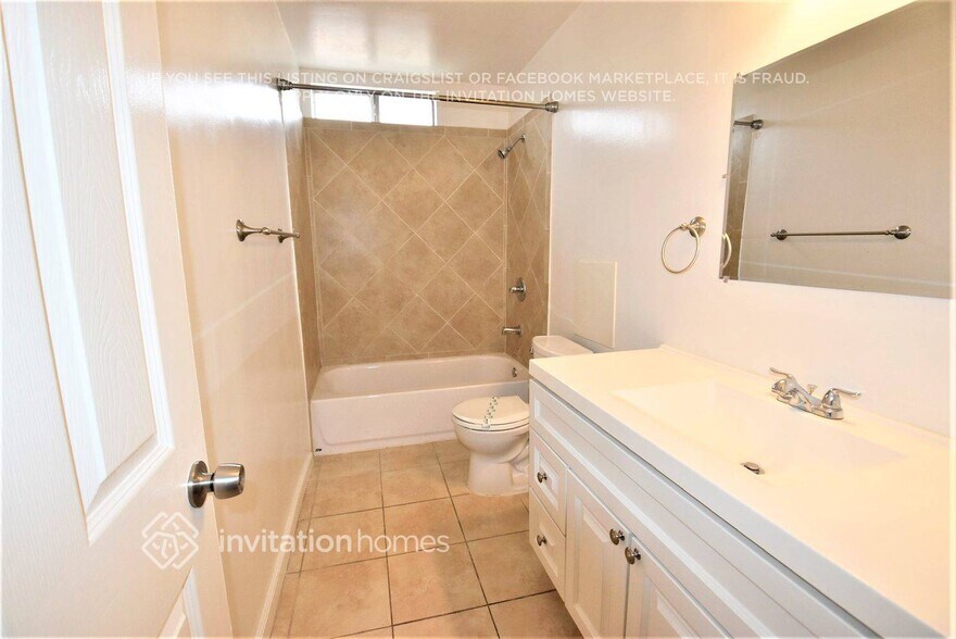 Building Photo - 835 E Claude St