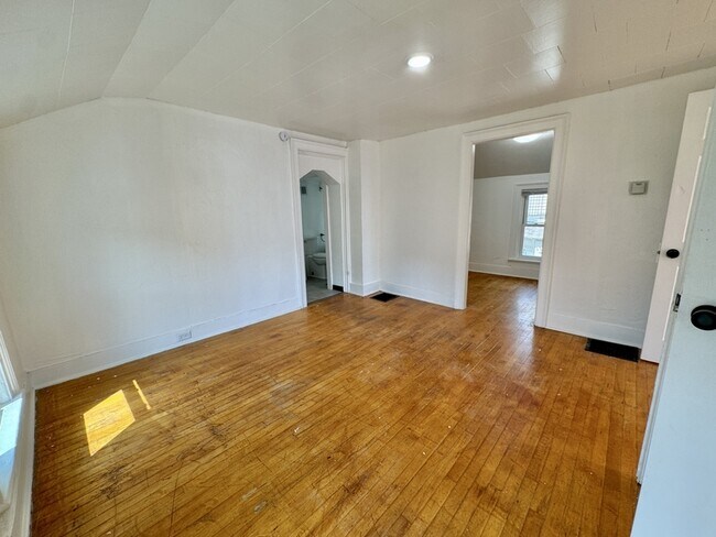 Building Photo - 312 S Chestnut Ave
