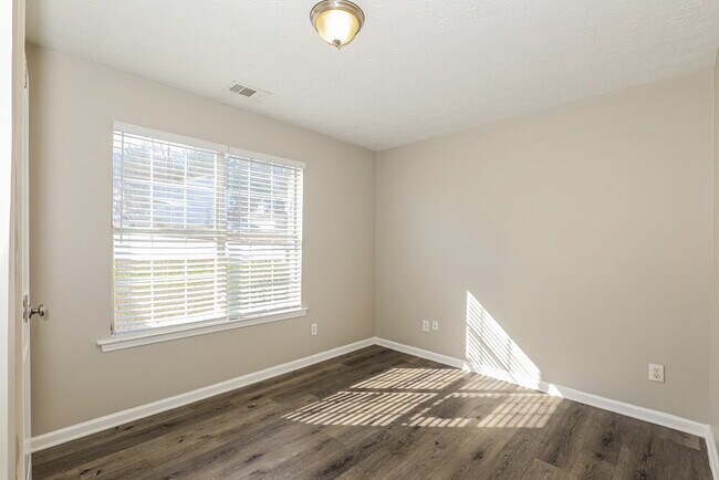 Building Photo - 587 Rosewood Cir