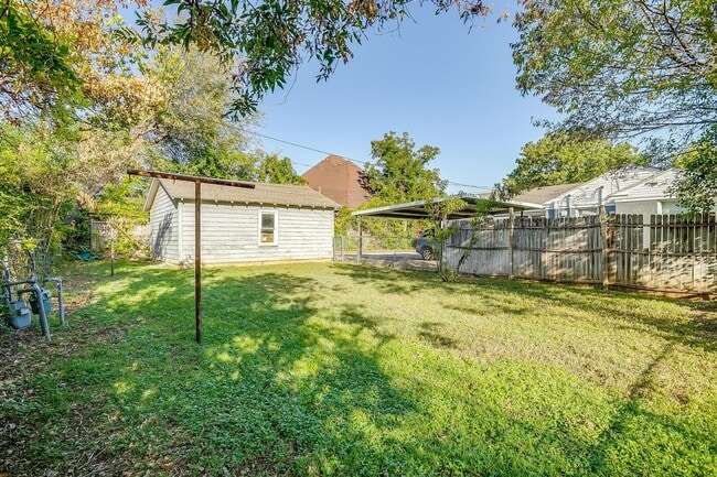 Building Photo - One Side of Great Duplex Near TCU- 1 Bed, ...