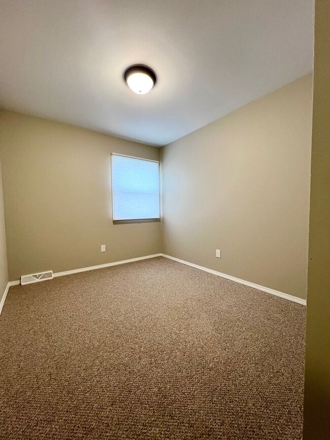 Building Photo - 3 Bedroom Duplex in Kalamazoo