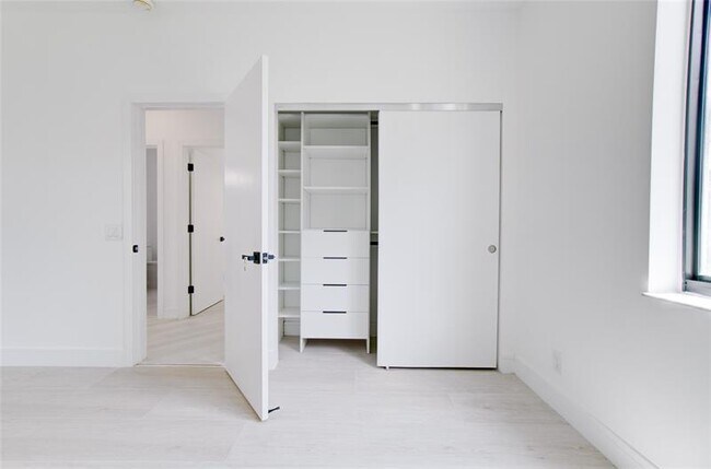Building Photo - 2550 Jardin Terrace