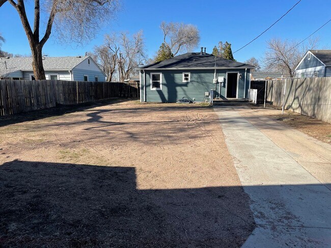 Building Photo - Adorable 2 Bedroom, 1 Bathroom Home with Huge Fully fenced Yard and detached garage, Move-In Ready!