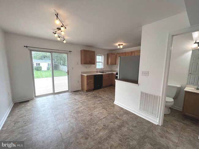 Building Photo - Enjoy easy living in this well kept 3 bedroom, 1.5 bath home.