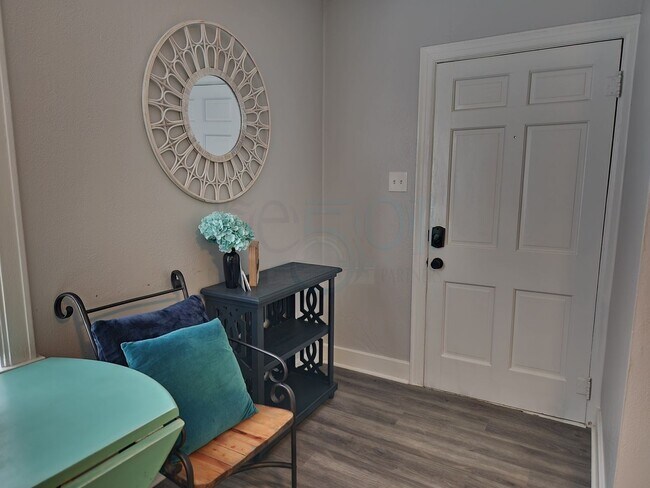 Building Photo - Cozy Apartment located near UAMS!