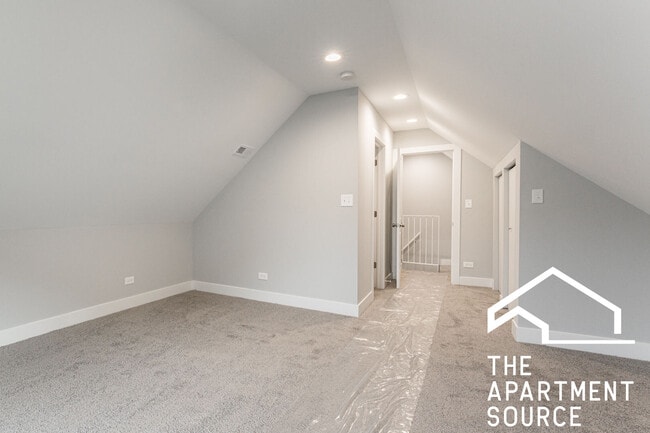 Building Photo - 926 W 32nd Pl