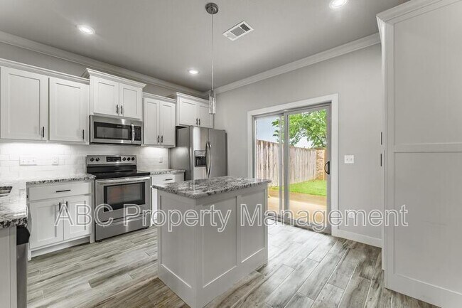 Building Photo - 3305 SW Hillstone Ave