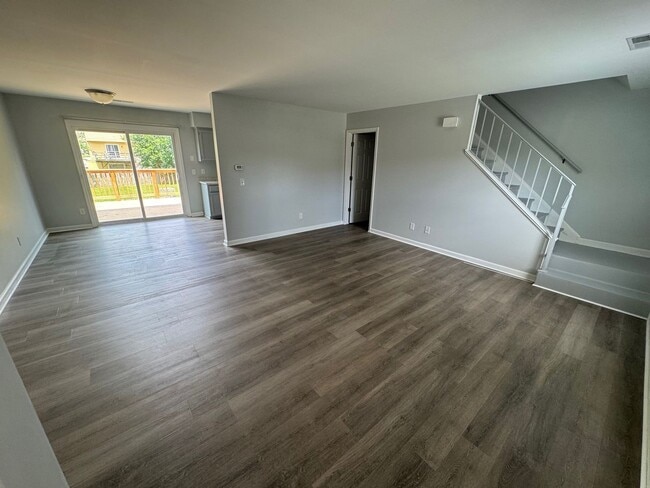 Building Photo - Renovated Townhouse with Fenced Yard