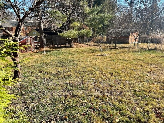 Building Photo - 127 College Cir