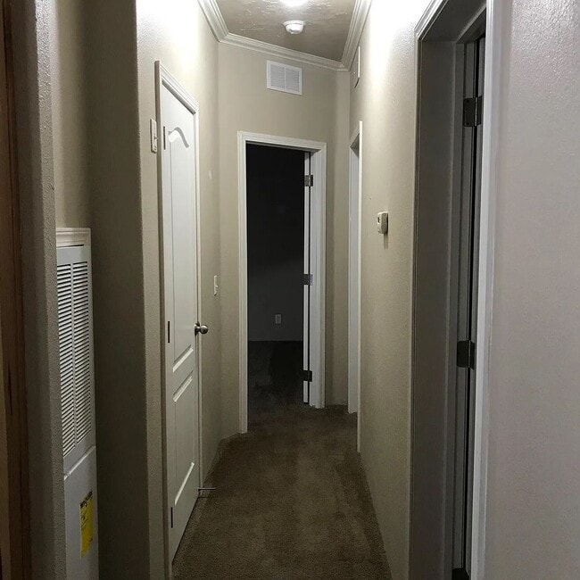 Building Photo - Quiet Home Out of Town