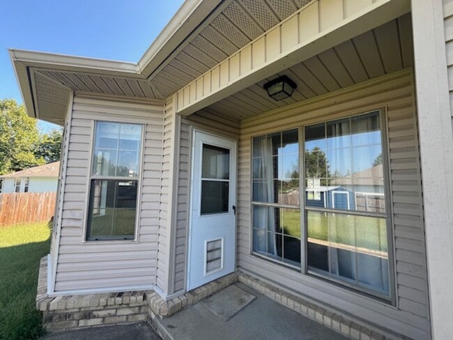 Building Photo - 102 Rosebud Cir