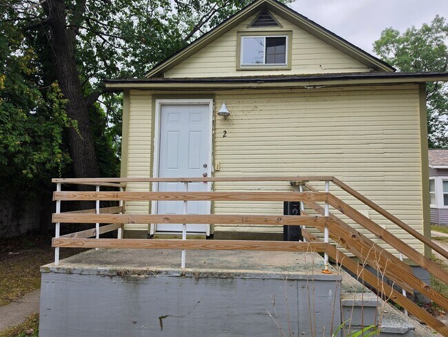 Building Photo - 1055 E Front St