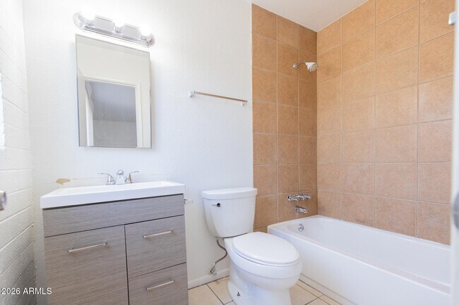 Building Photo - 1722 E Ocotillo Rd