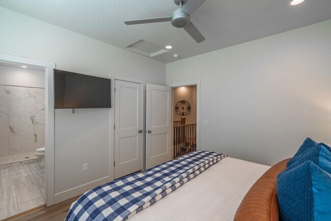 Building Photo - Flexible lease options! Spacious Townhome in Washington