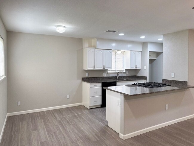 Building Photo - 3 Bedroom / 2 Bath / 2 Car Garage