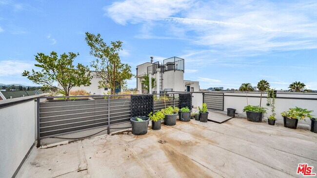 Building Photo - 667 Wilton Pl