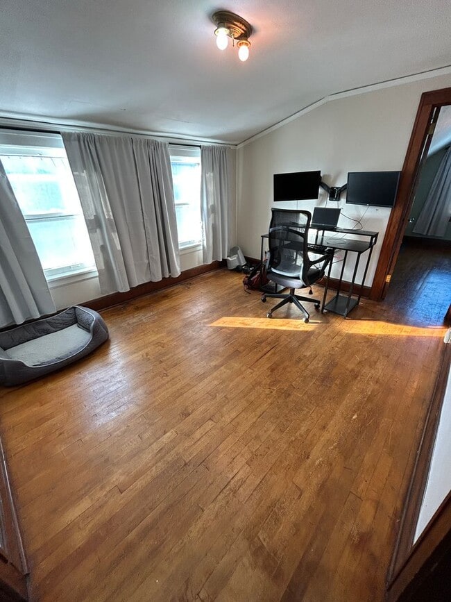 Building Photo - 424 E 10th St