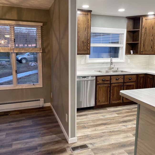 Building Photo - 2224 Oakwood Dr