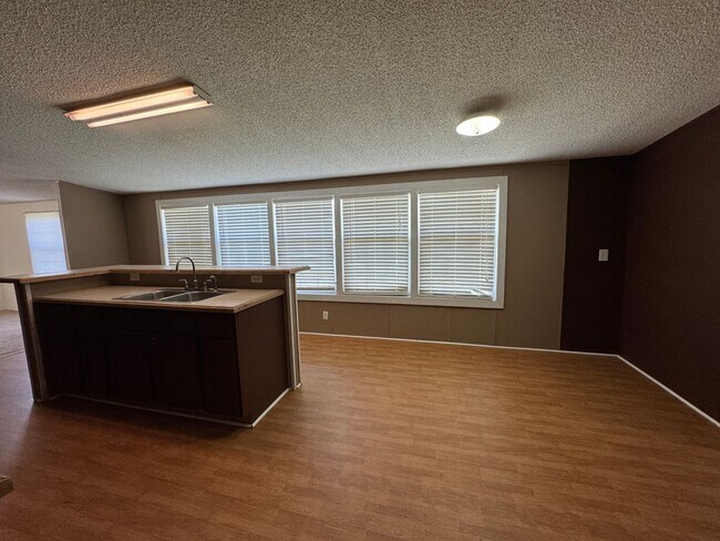 Building Photo - AVAILABLE TO SHOW!