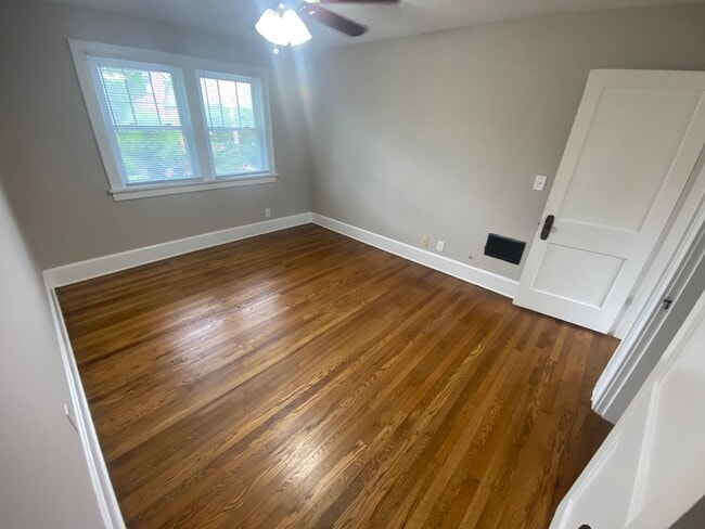 Building Photo - 4 Bedroom- Grandview