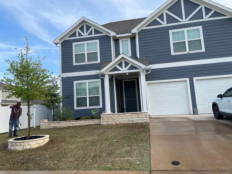 Building Photo - 10032 Adams Ln