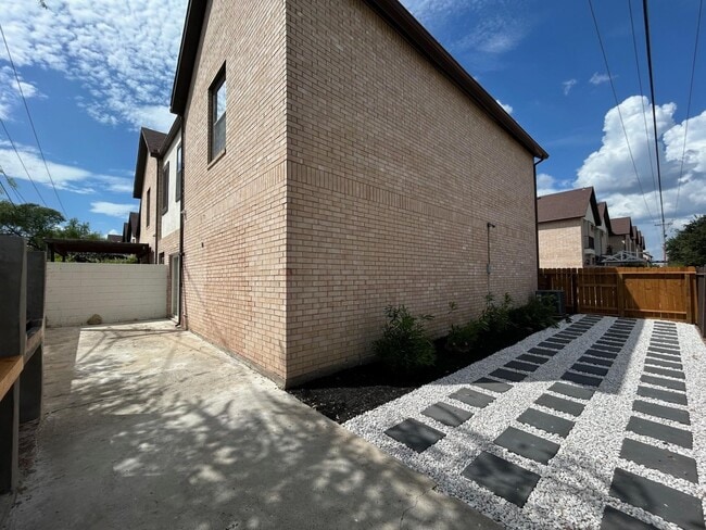 Building Photo - 2445 Monarch Dr