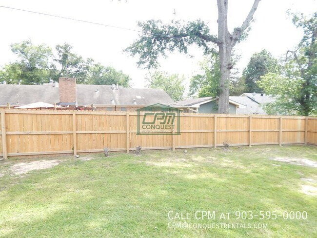 Building Photo - 905 David Dr