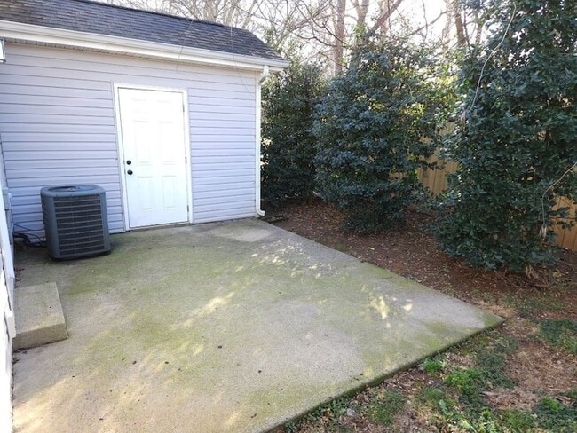 Building Photo - 705 Crestland Ave