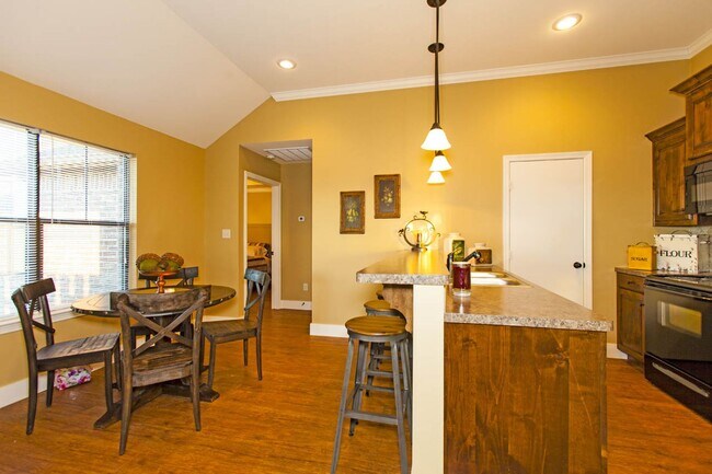 Building Photo - Stunning 3 Bedroom 2 Bath Duplex in West Tyler!